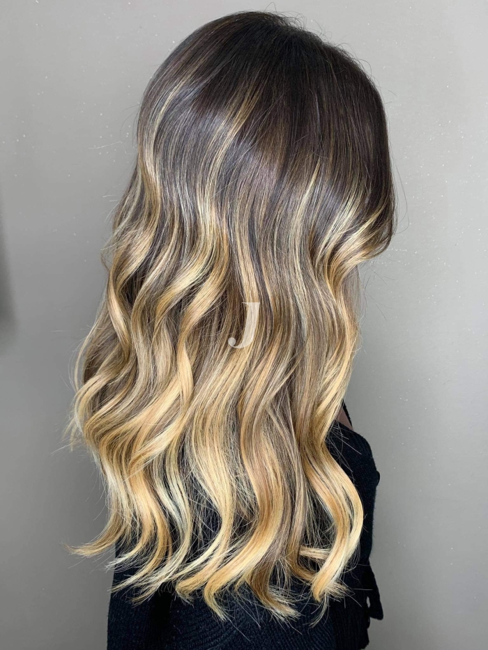 Foto di donna con capelli lunghi biondo chiarissimo dorato