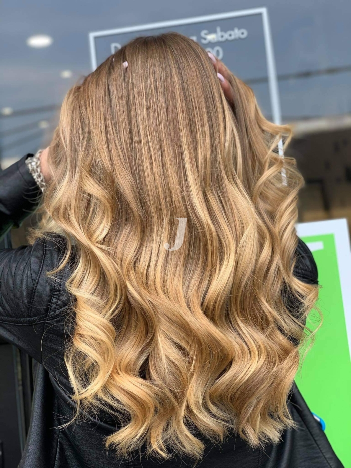 Foto di donna con capelli lunghi biondo chiarissimo dorato