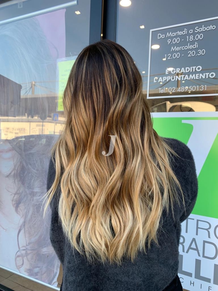 Foto di donna con capelli lunghi biondo chiarissimo dorato