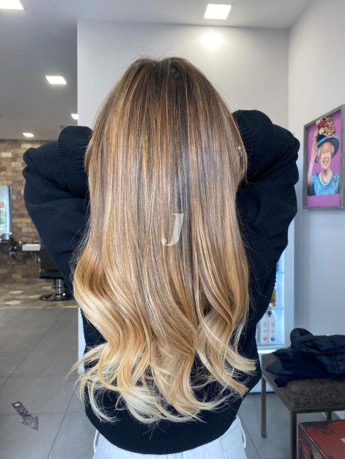 Foto di donna con capelli lunghi biondo chiarissimo dorato