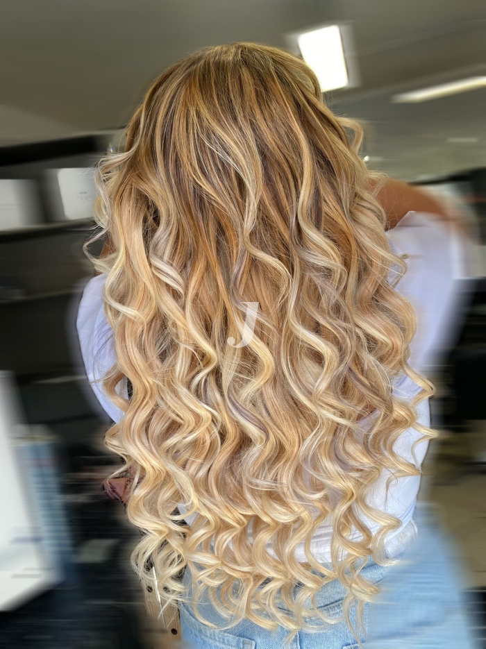 Foto di donna con capelli lunghi biondo chiarissimo dorato