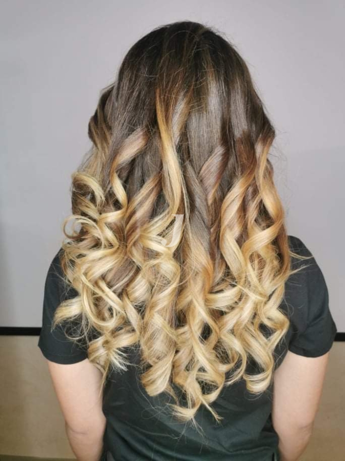 Foto di donna con capelli lunghi biondo chiarissimo dorato