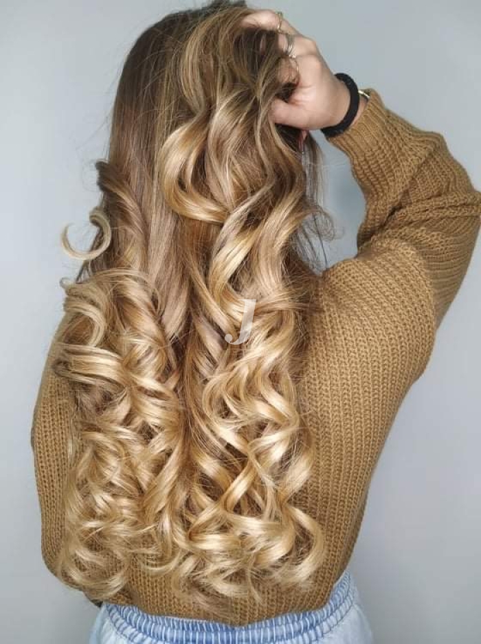 Foto di donna con capelli lunghi biondo chiarissimo dorato