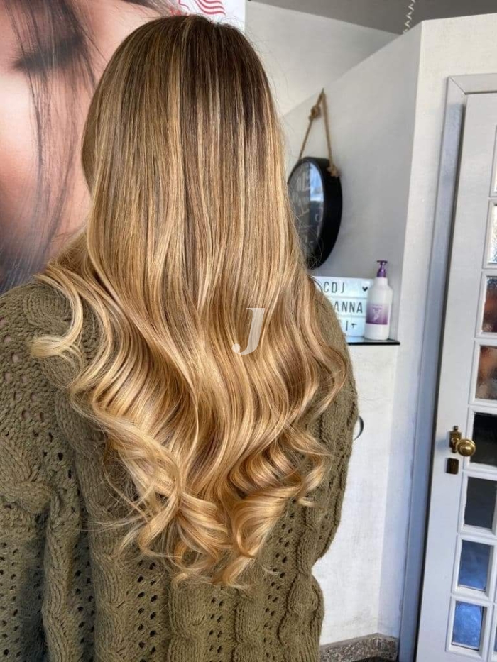 Foto di donna con capelli lunghi biondo chiarissimo dorato