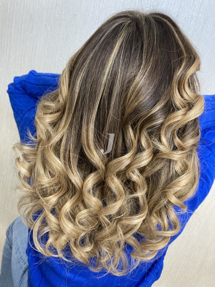 Foto di donna con capelli lunghi biondo chiarissimo dorato