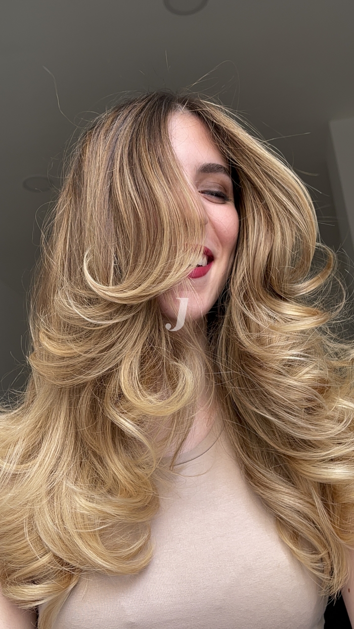 Foto di donna con capelli lunghi biondo chiarissimo dorato