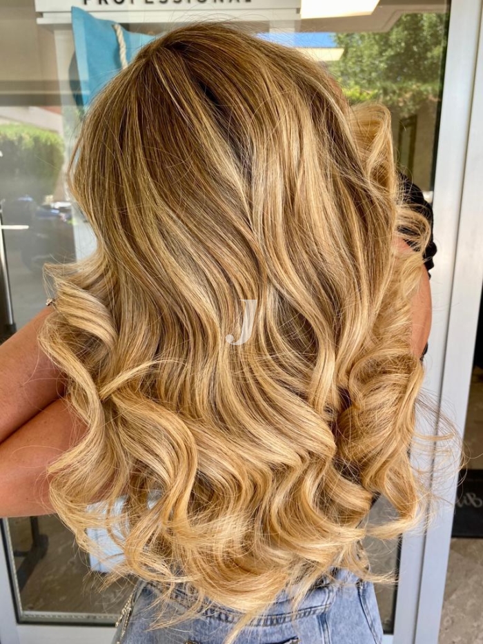 Foto di donna con capelli lunghi biondo chiarissimo dorato