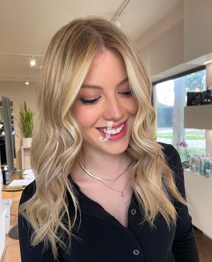 Foto di donna con capelli lunghi biondo chiarissimo dorato