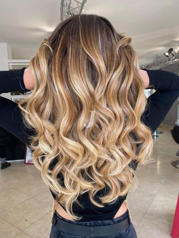 Foto di donna con capelli lunghi biondo chiarissimo dorato