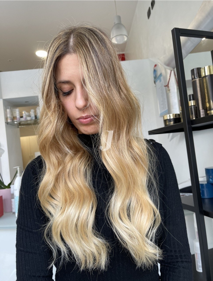 Foto di donna con capelli lunghi biondo chiarissimo dorato