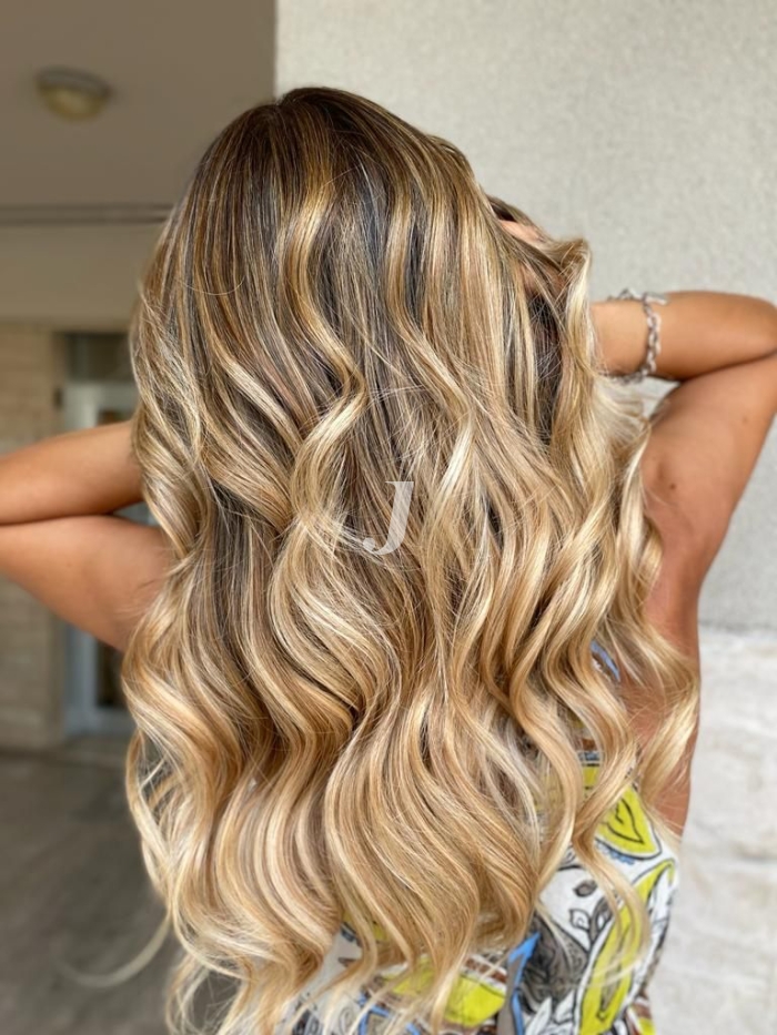 Foto di donna con capelli lunghi biondo chiarissimo dorato