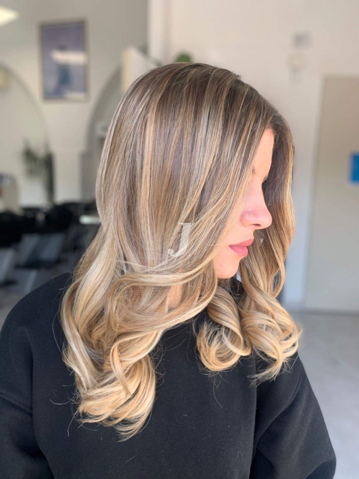 Foto di donna con capelli lunghi biondo chiarissimo dorato