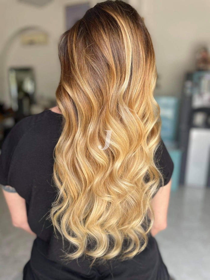 Foto di donna con capelli lunghi biondo chiarissimo dorato