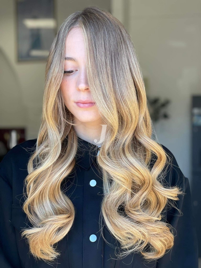 Foto di donna con capelli lunghi biondo chiarissimo dorato