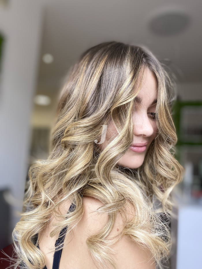 Foto di donna con capelli lunghi biondo chiarissimo dorato