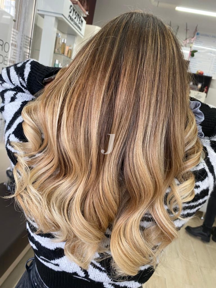 Foto di donna con capelli lunghi biondo chiarissimo dorato