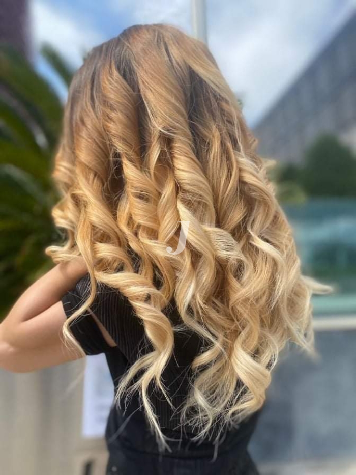 Foto di donna con capelli lunghi biondo chiarissimo dorato