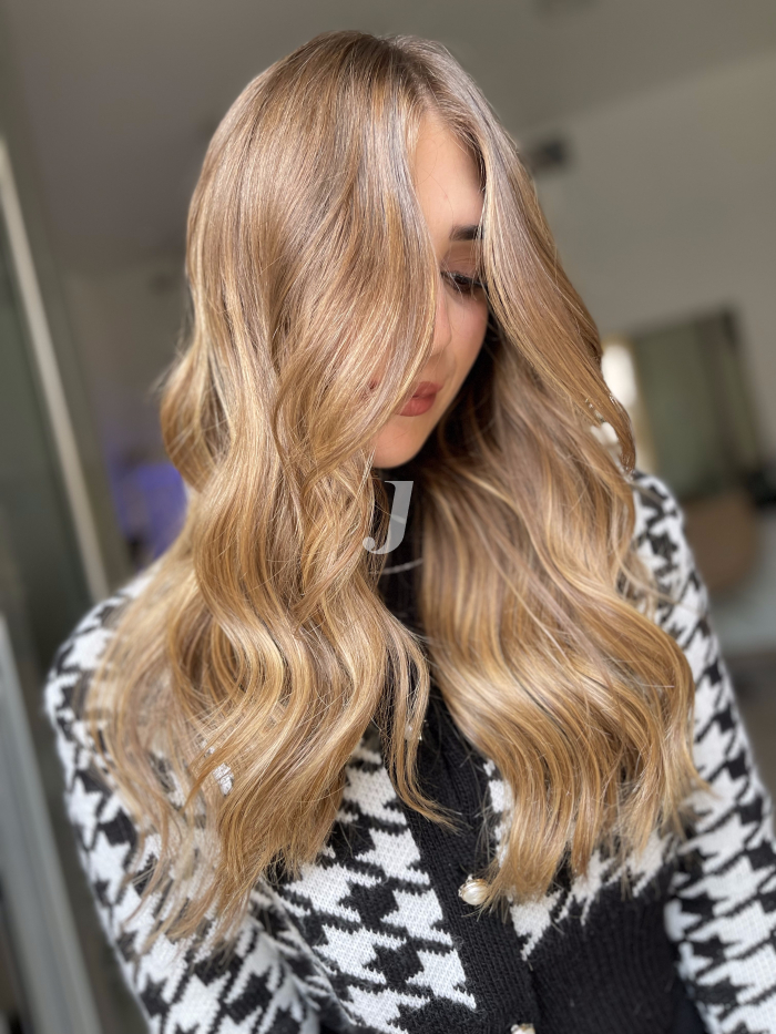 Foto di donna con capelli lunghi biondo chiarissimo dorato