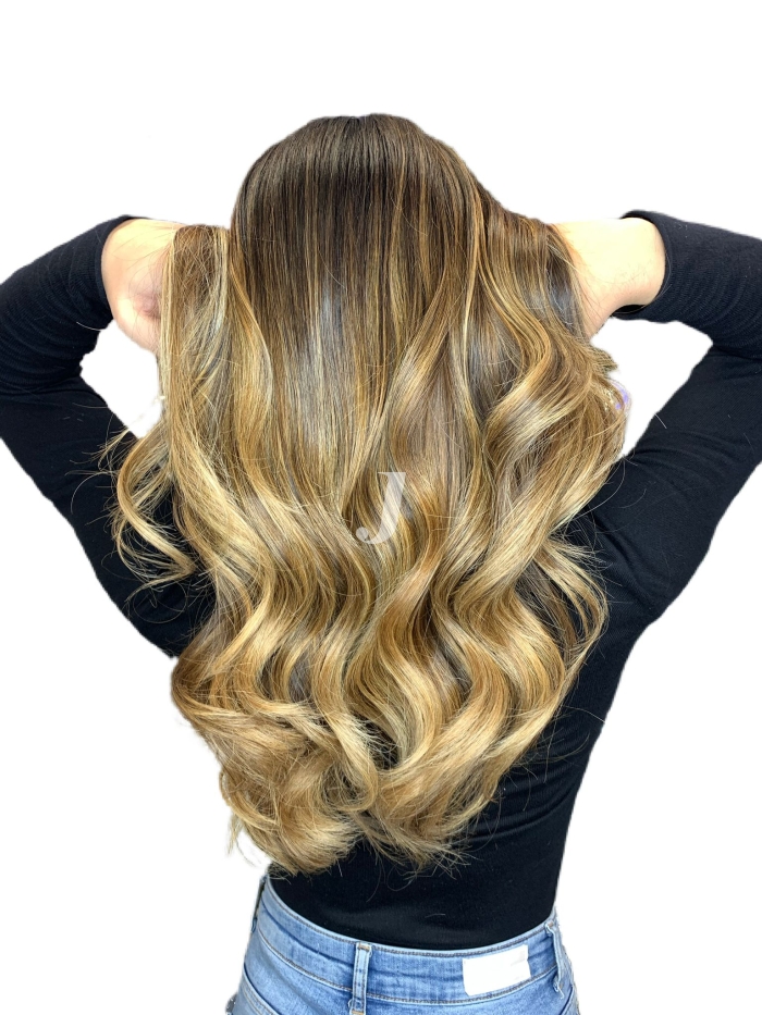 Foto di donna con capelli lunghi biondo chiarissimo dorato