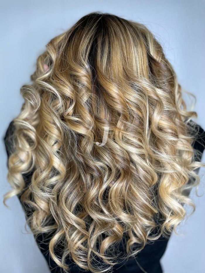 Foto di donna con capelli lunghi biondo chiarissimo dorato