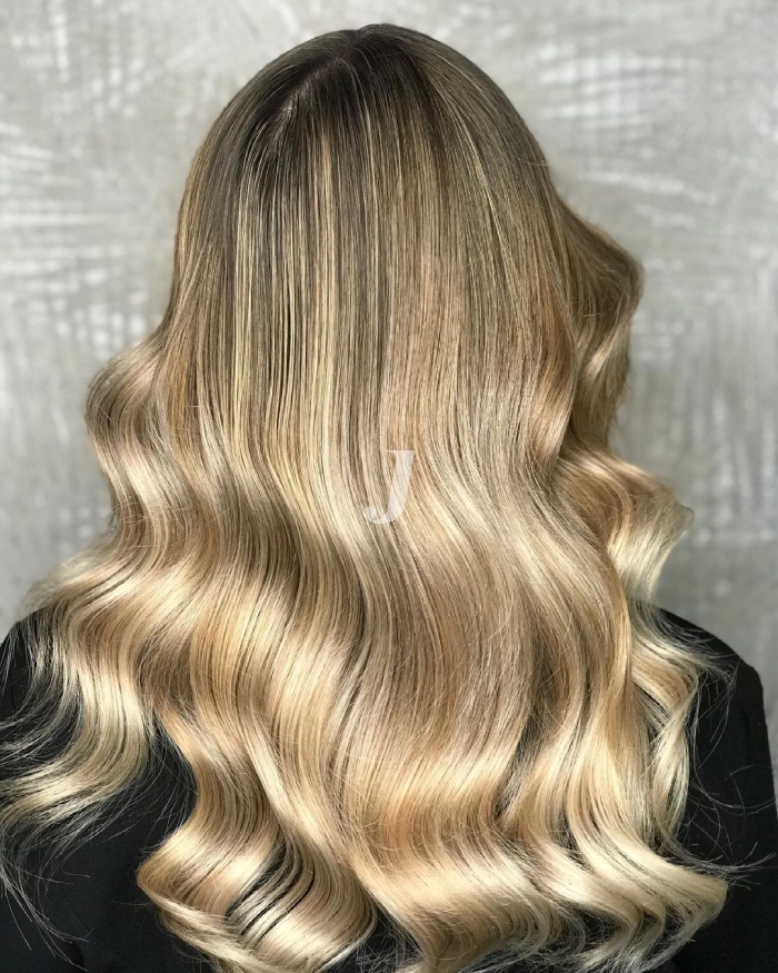 Foto di donna con capelli lunghi biondo chiarissimo dorato