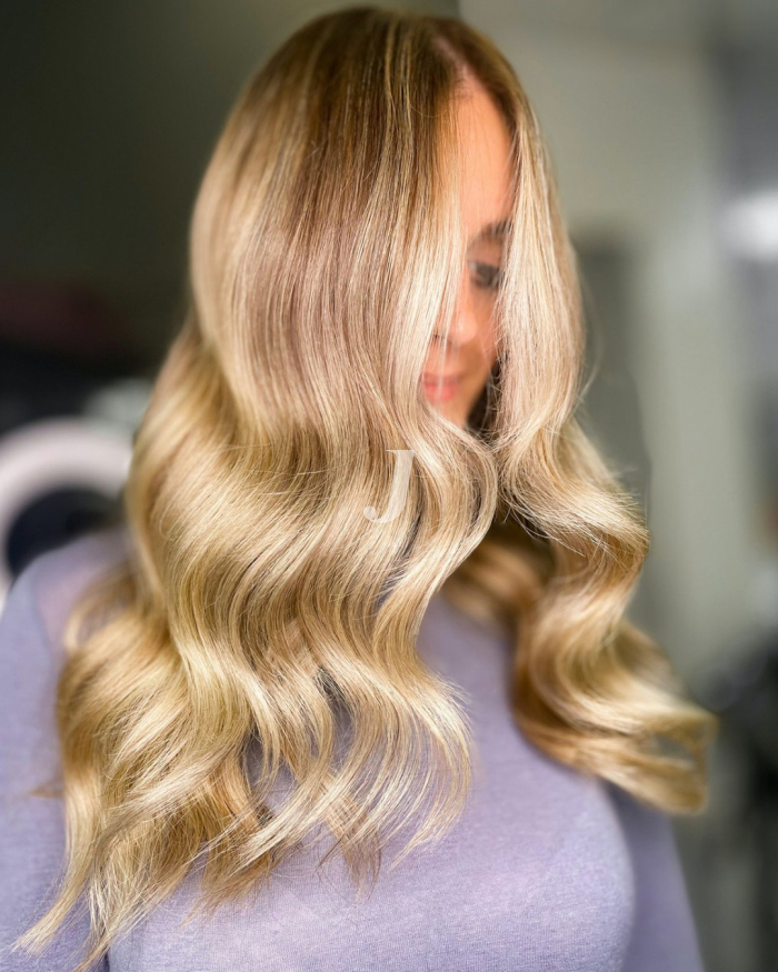 Foto di donna con capelli lunghi biondo chiarissimo dorato