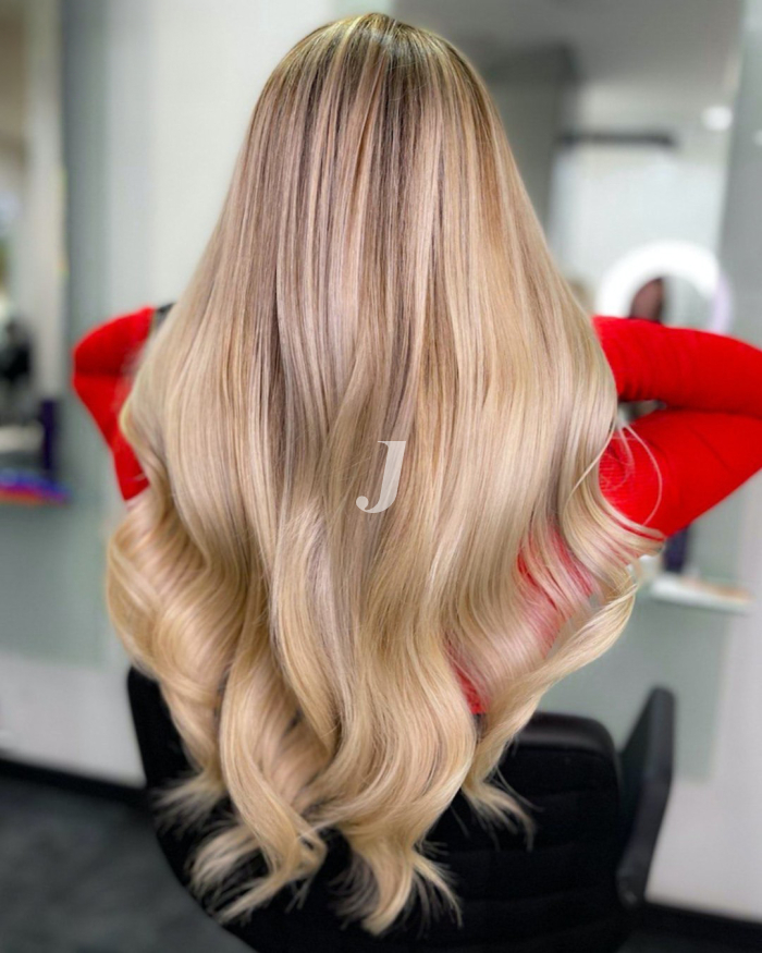 Foto di donna con capelli lunghi biondo chiarissimo dorato