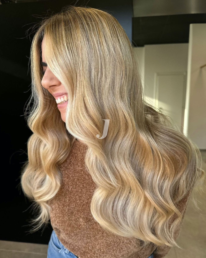 Foto di donna con capelli lunghi biondo chiarissimo dorato