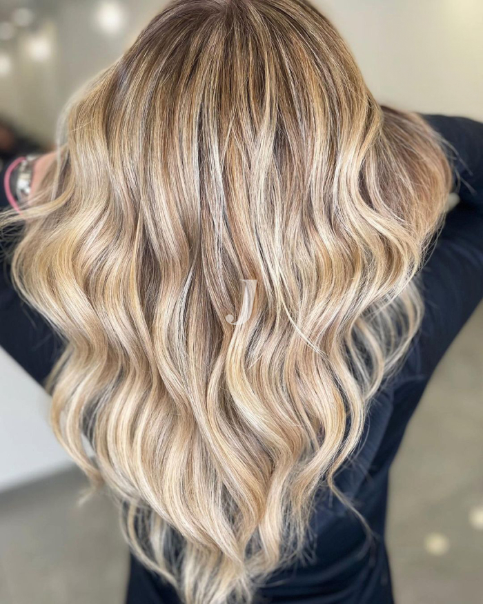 Foto di donna con capelli lunghi biondo chiarissimo dorato