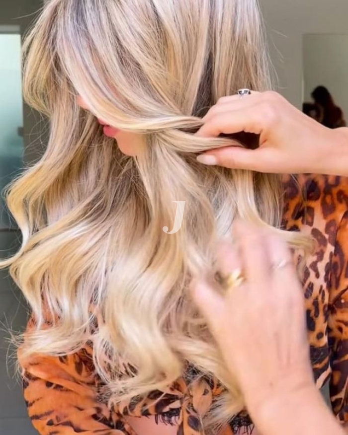 Foto di donna con capelli lunghi biondo chiarissimo dorato