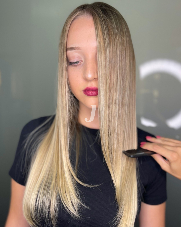 Foto di donna con capelli lunghi biondo chiarissimo dorato