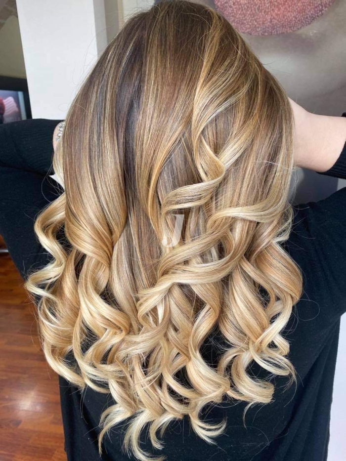 Foto di donna con capelli lunghi biondo chiarissimo dorato