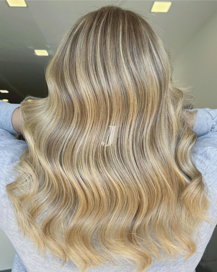 Foto di donna con capelli lunghi biondo chiarissimo dorato