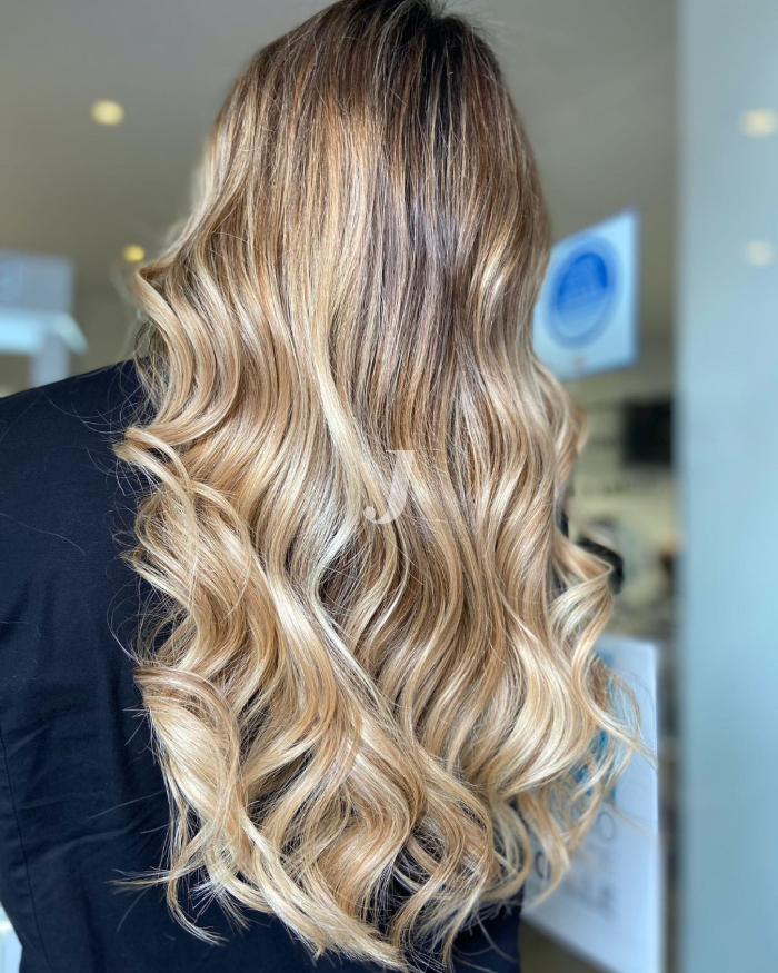 Foto di donna con capelli lunghi biondo chiarissimo dorato