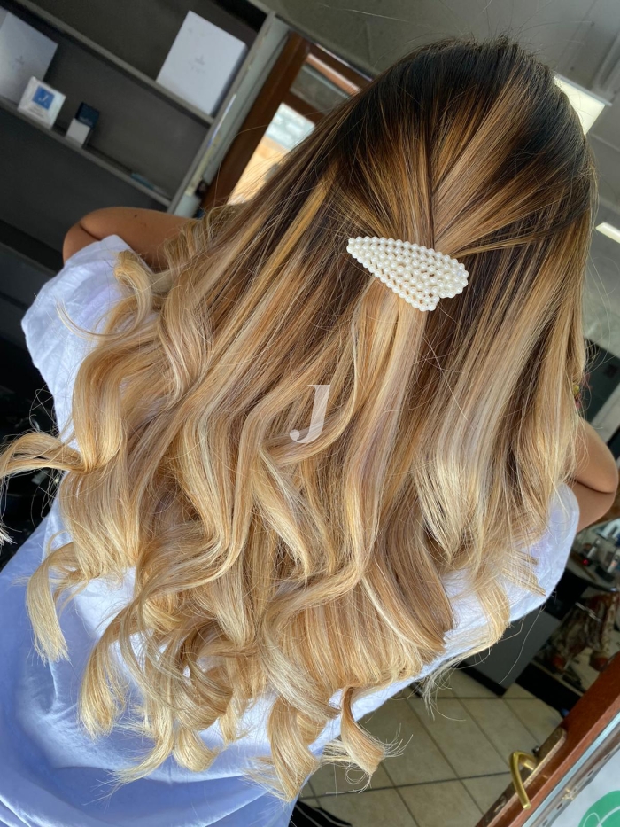 Foto di donna con capelli lunghi biondo chiarissimo dorato