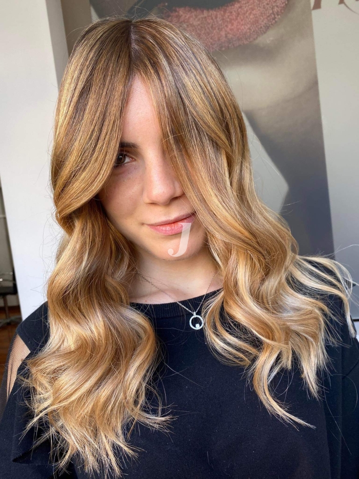 Foto di donna con capelli lunghi biondo chiarissimo dorato