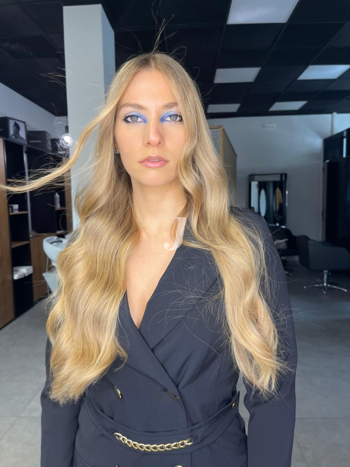 Foto di donna con capelli lunghi biondo chiarissimo dorato