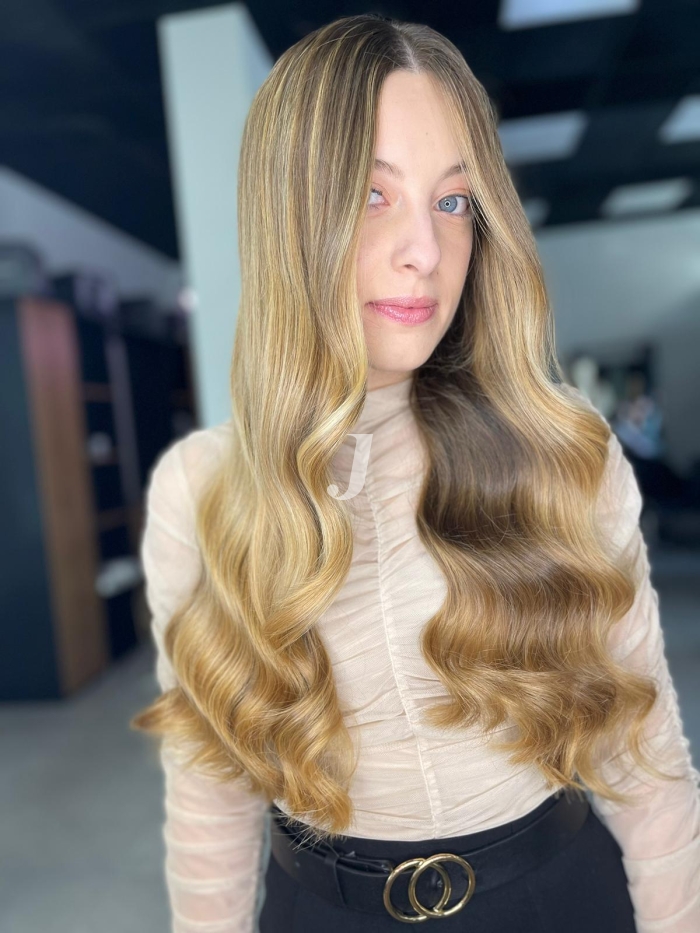 Foto di donna con capelli lunghi biondo chiarissimo dorato