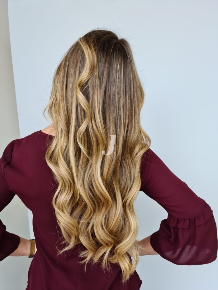 Foto di donna con capelli lunghi biondo chiarissimo dorato