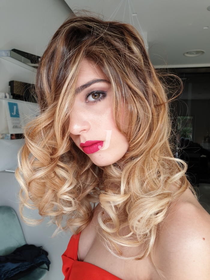 Foto di donna con capelli lunghi biondo chiarissimo dorato