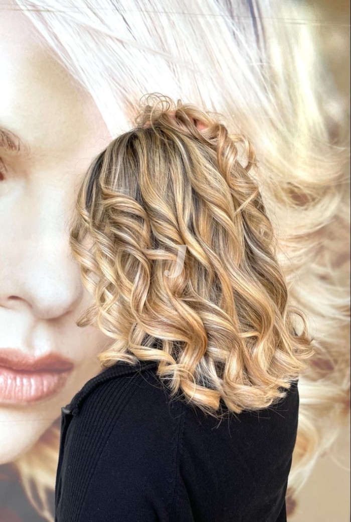 Foto di donna con capelli lunghi biondo chiarissimo dorato