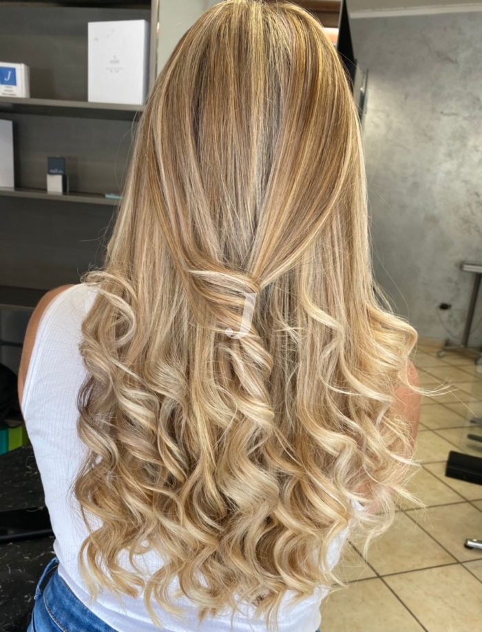 Foto di donna con capelli lunghi biondo chiarissimo dorato