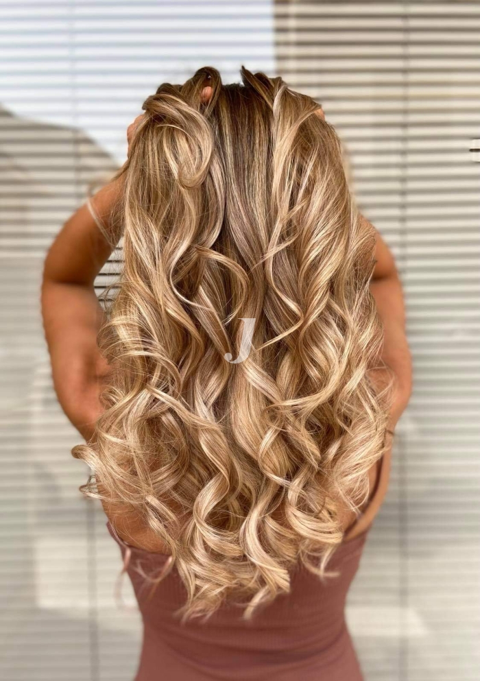 Foto di donna con capelli lunghi biondo chiarissimo dorato