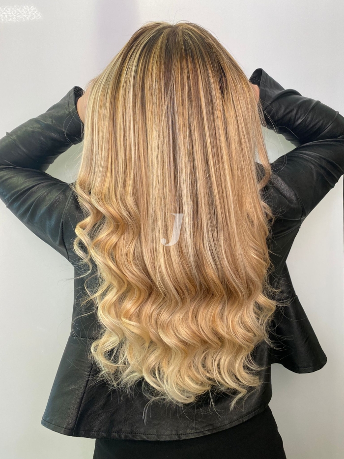 Foto di donna con capelli lunghi biondo chiarissimo dorato