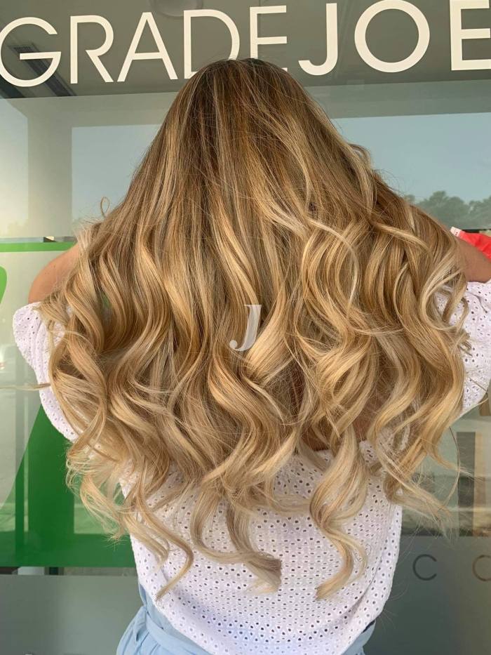 Foto di donna con capelli lunghi biondo chiarissimo dorato