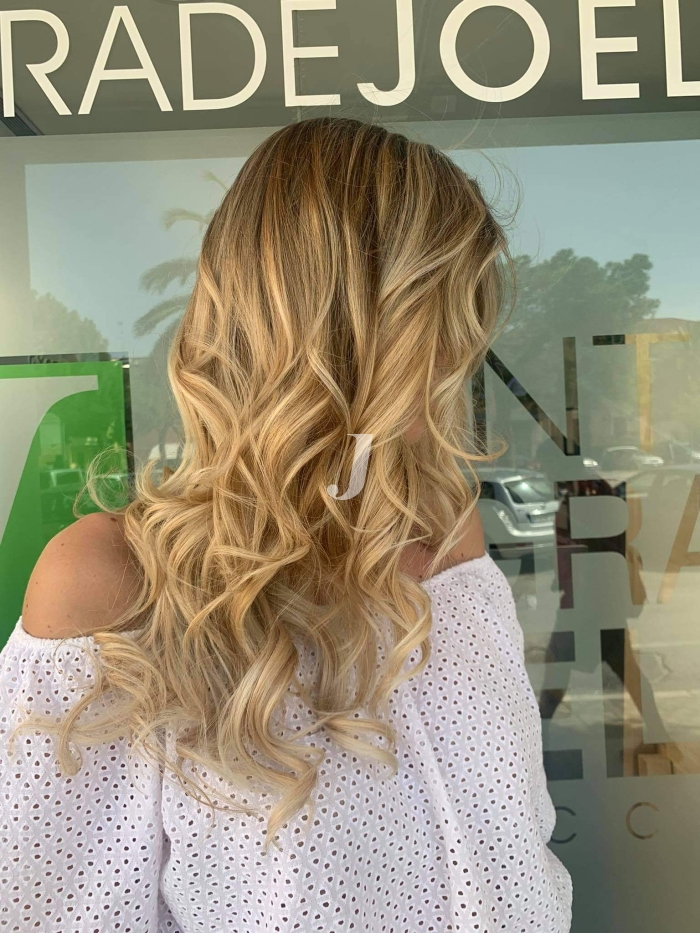 Foto di donna con capelli lunghi biondo chiarissimo dorato