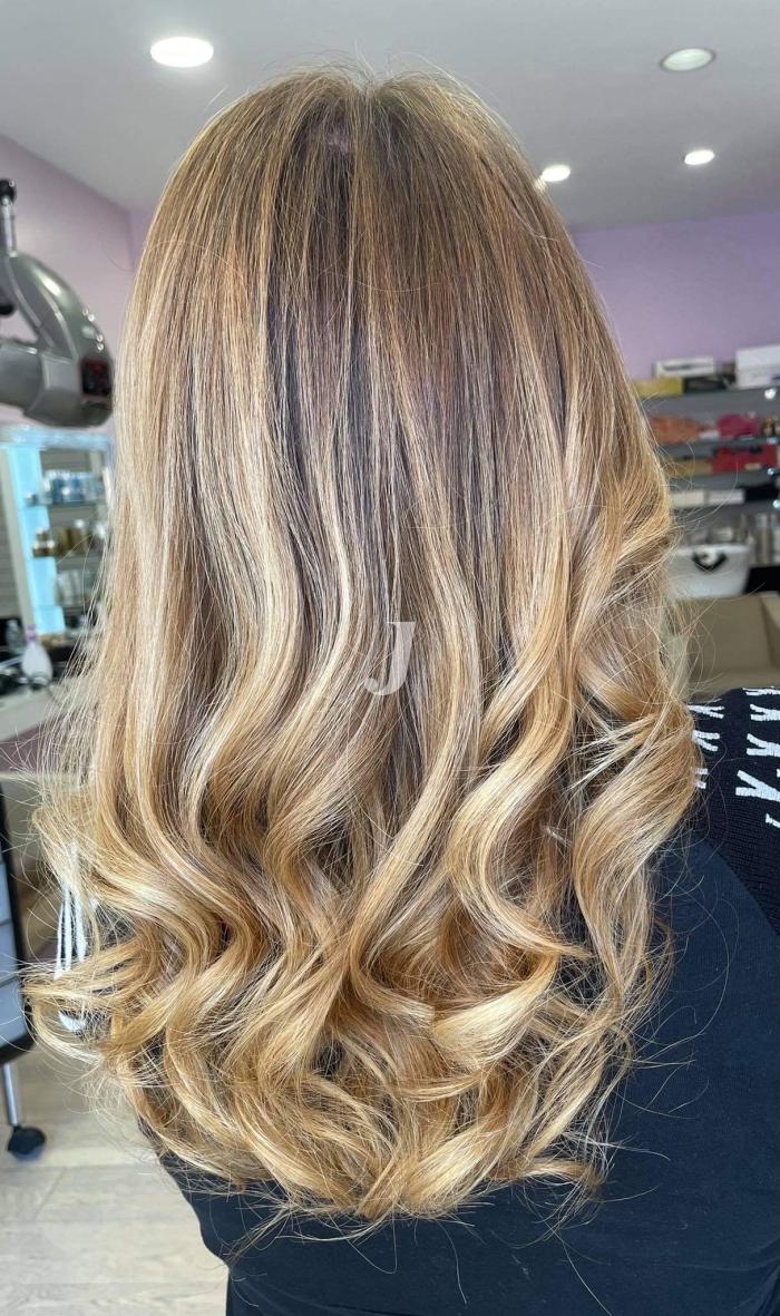 Foto di donna con capelli lunghi biondo chiarissimo dorato