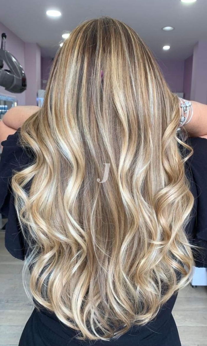 Foto di donna con capelli lunghi biondo chiarissimo dorato