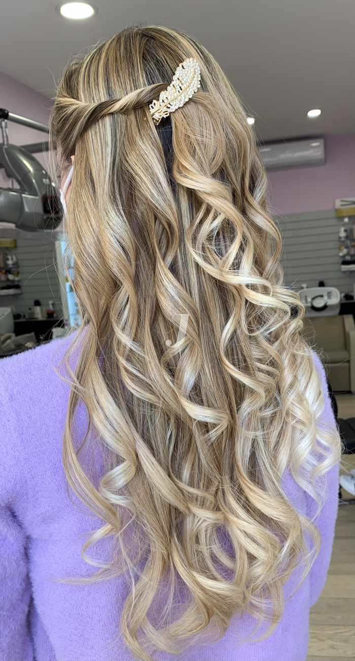 Foto di donna con capelli lunghi biondo chiarissimo dorato