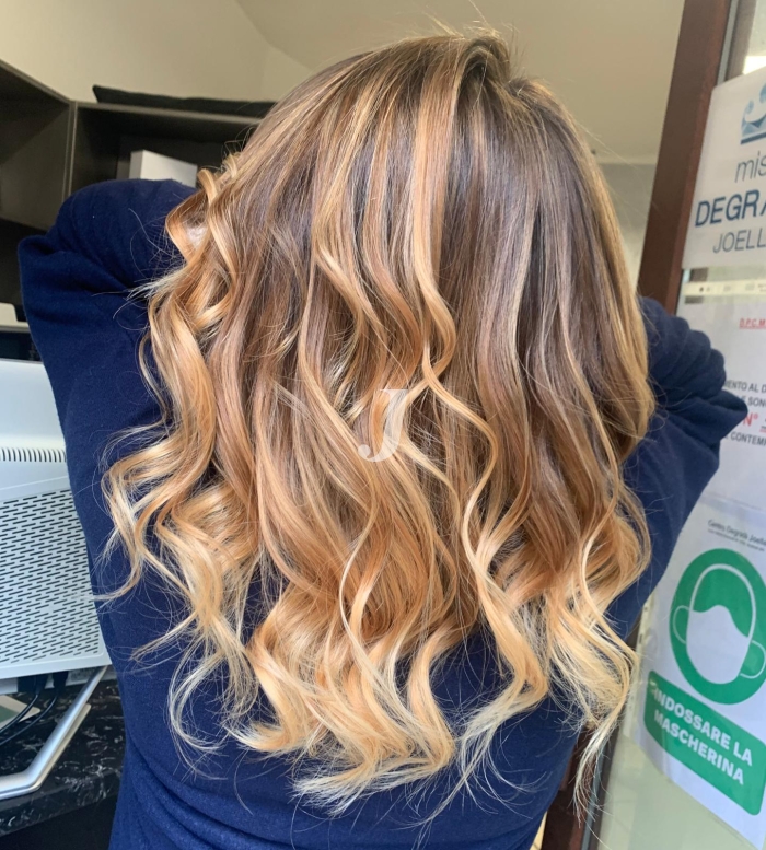 Foto di donna con capelli lunghi biondo chiarissimo dorato